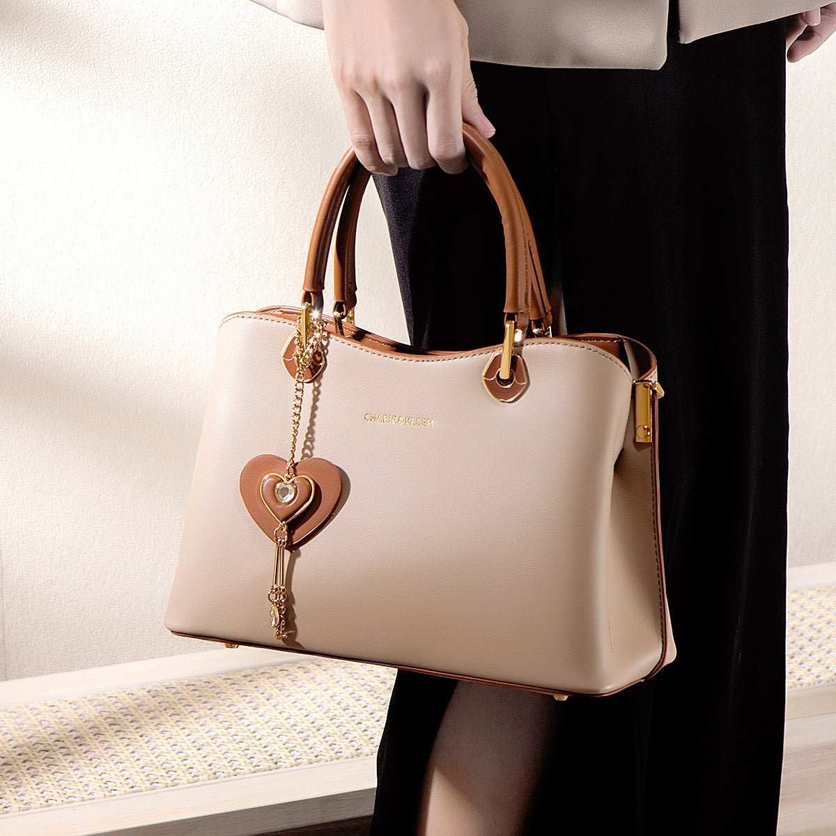 Convertible handbag with wide zip-up opening and internal pockets, elegant Princess Diana-inspired design