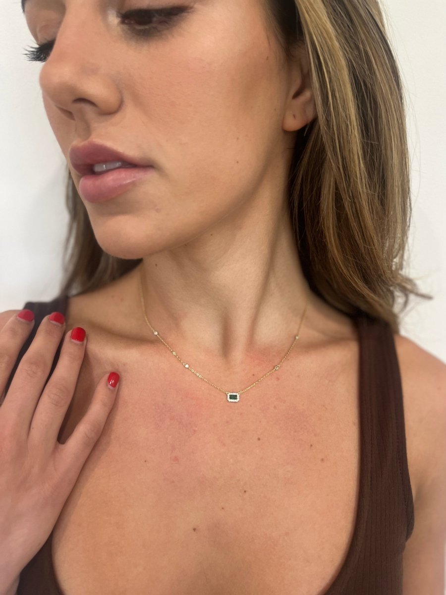 Nora’s Radiant Emerald Necklace — A Timeless Gem of Elegance - Yourstylesite